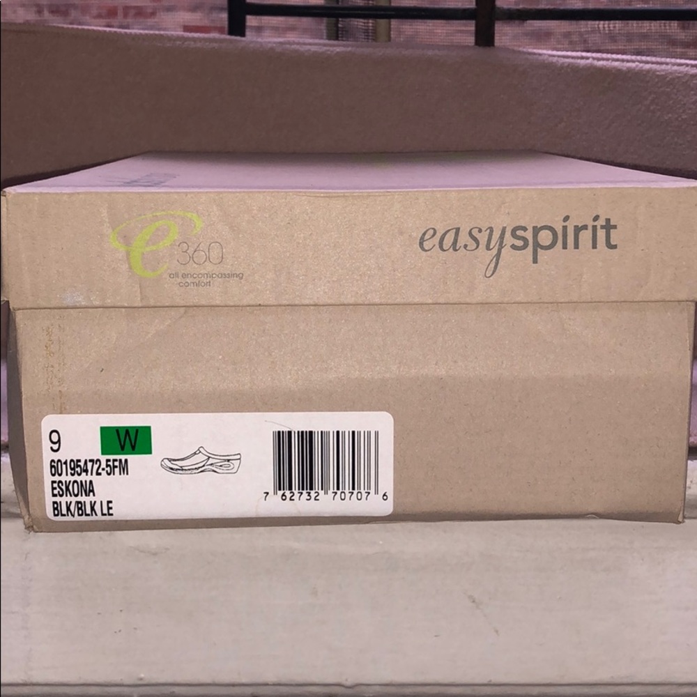 Black easy spirit walking shoes. - Picture 3 of 6